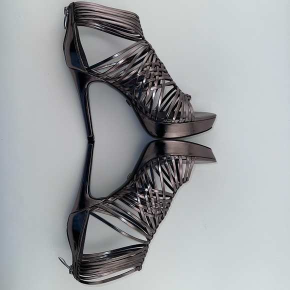 BNIB Pour La Victoire Pewter Mirror Silver Gladiator Platform Sandals Size 8.5 - Picture 6 of 8